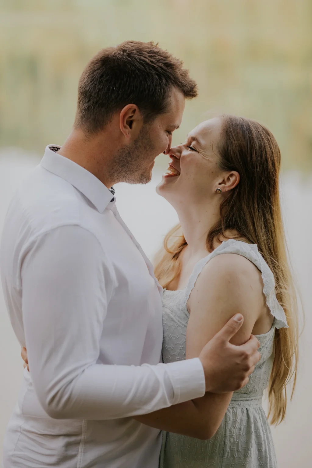 couple photoshoot lake field nature2